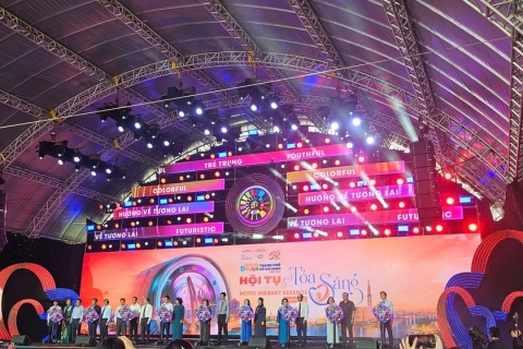 ‘Một trời tour’ mới tại Ngày hội Du lịch TP.HCM 2025, khách chờ tư vấn từ sáng đến trưa