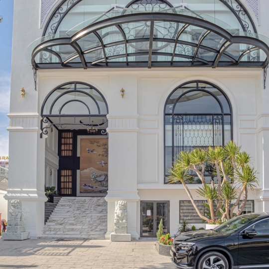 Tổng quan Grand Luxury Hotel