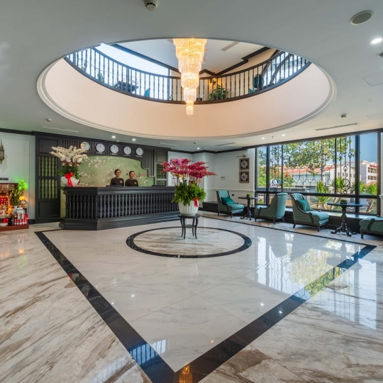 Lễ tân Grand Luxury Hotel