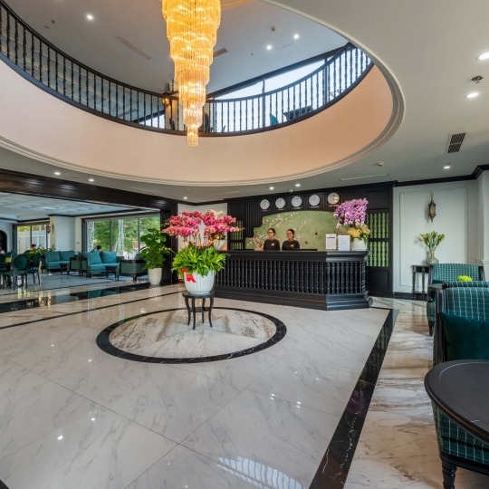 Lễ tân Grand Luxury Hotel