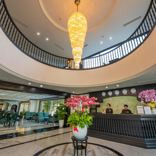 Lễ tân Grand Luxury Hotel