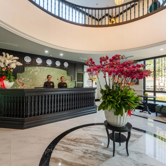 Lễ tân Grand Luxury Hotel