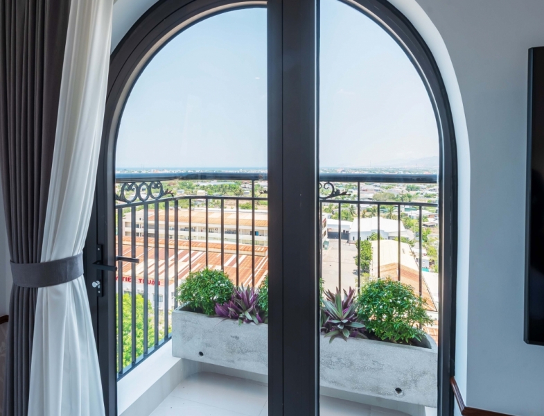 Premium Balcony: diện tích  25m² (ban công, view biển và thành phố)