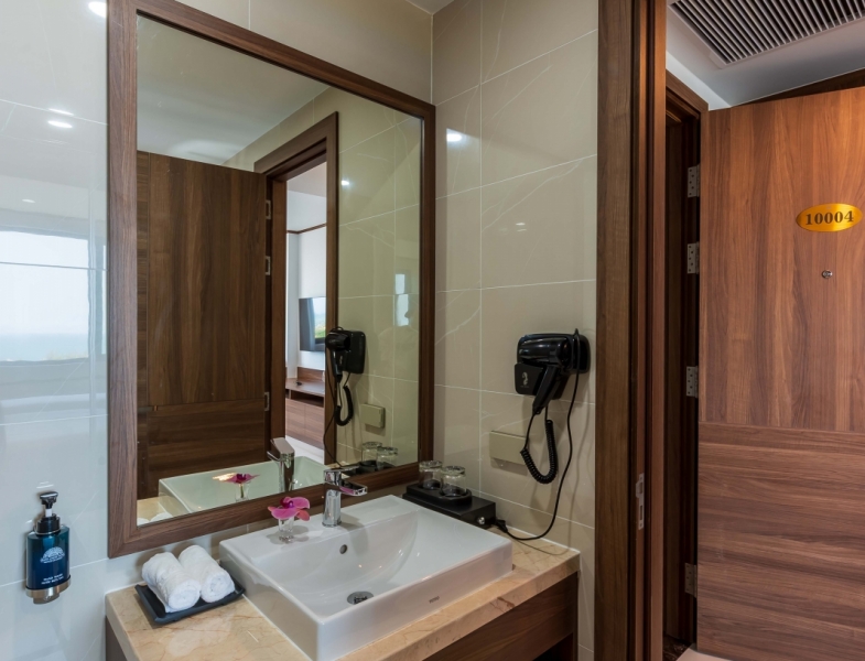 Premium Balcony: diện tích  25m² (ban công, view biển và thành phố)